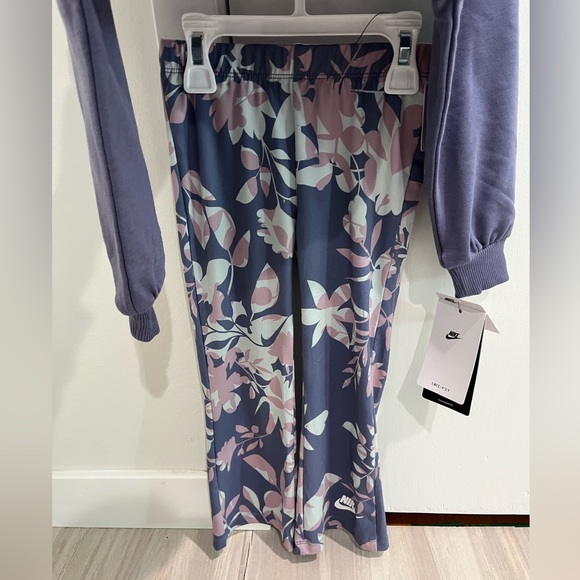 NWT Nike Girls Lavender Sweatshirt and Floral Pants Ensemble Size 4T - Picture 3 of 11